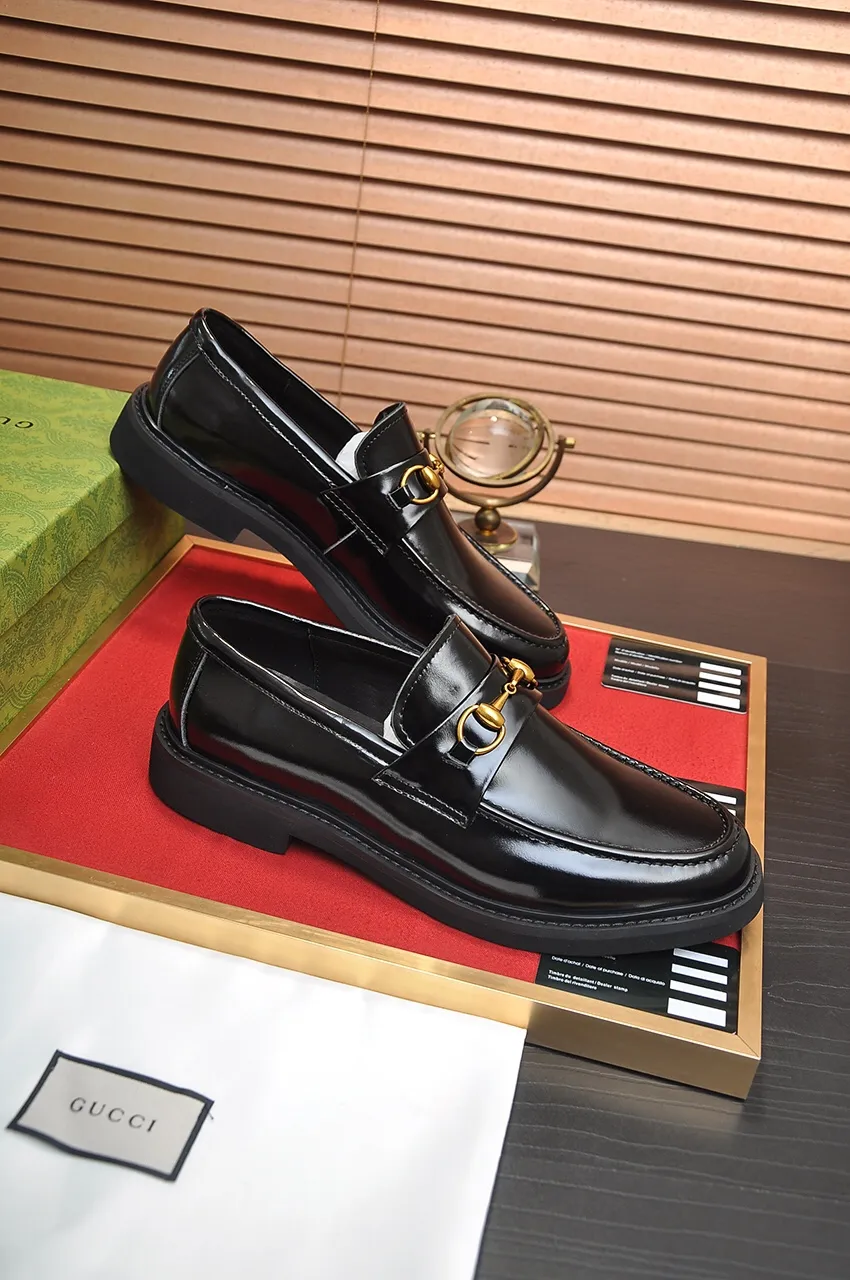 Men's shoes💰540💶Italy's top luxury men's shoe giant (GUCCI) (Gucci) (full cowhide lining) new arrival🍃Original European style🔰 Pleasant to the eye😍In order to make the shoes more durable and non-deformable🌀The production continues to follow traditional methods but there is still no lack of innovation💪Choose original sheepskin for the leather♻️ Smooth and natural And extra bright ⭐Made of imported cowhide, the first choice of rich people 38-45 (45 customized)